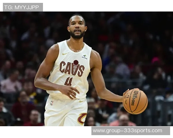 莫布里上半场表现出色三投三中贡献八分三板两助攻助力球队攻势